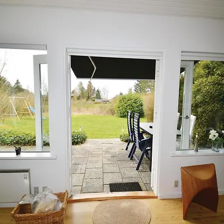 בית נופש Two-bedroom Holiday With Sea View 01 *