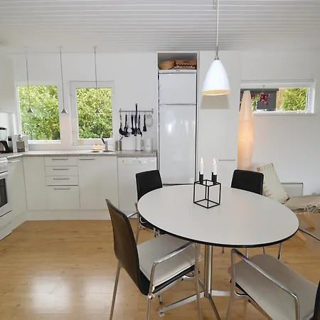 בית נופש Two-bedroom Holiday With Sea View 01