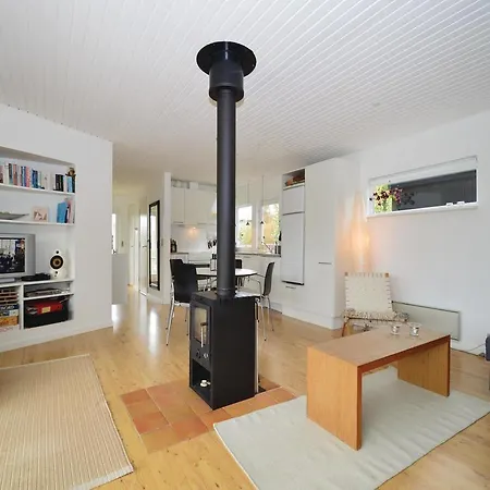 בית נופש Two-bedroom Holiday With Sea View 01